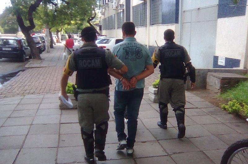 Pol&iacute;cia prende dois assaltantes em Porto Alegre