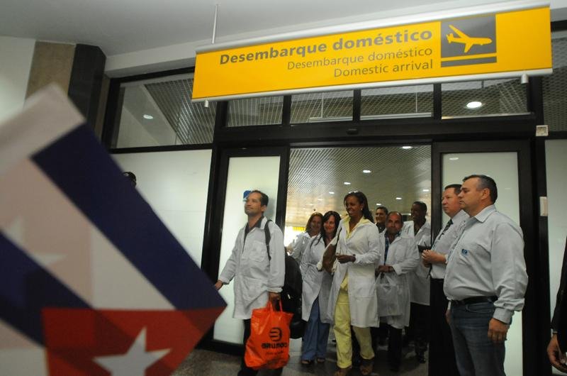 Dois mil m&eacute;dicos cubanos come&ccedil;am a desembarcar nesta ter&ccedil;a no Brasil
