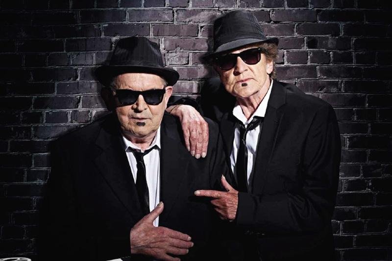 Margarete Schmidt (77) e Lothar Wischnewski (76) como Blues Brothers