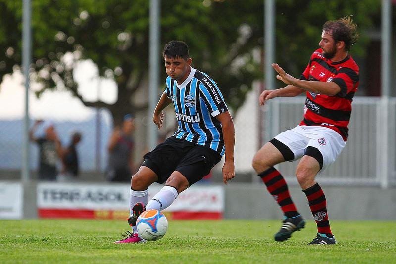 Documenta&ccedil;&atilde;o do meia argentino est&aacute; pronta e ele deve ficar dispon&iacute;vel para jogo de domingo