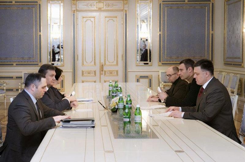 Viktor Yanukovich em reuni&atilde;o com os l&iacute;deres da oposi&ccedil;&atilde;o