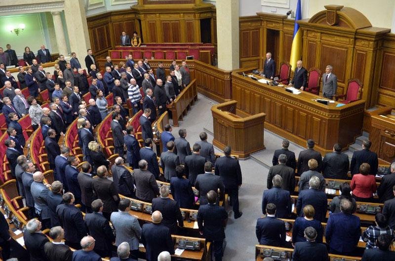 Deputados do parlamento ucraniano durante uma sess&atilde;o extraordin&aacute;ria hoje, em Kiev