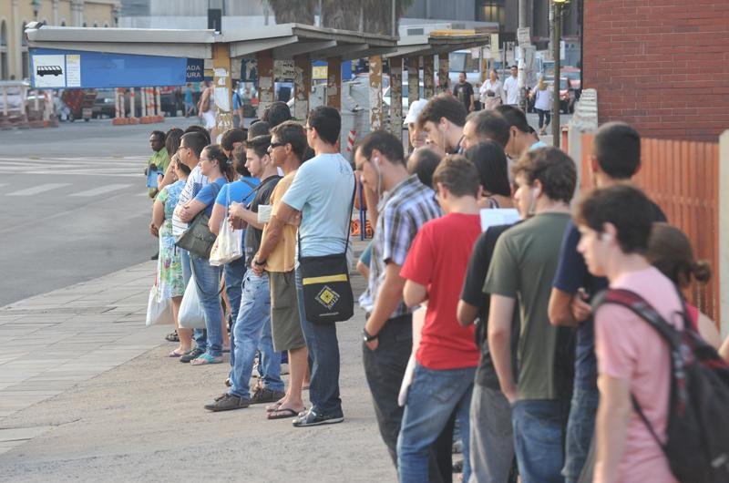Filas e superlota&ccedil;&atilde;o irritam usu&aacute;rios de &ocirc;nibus