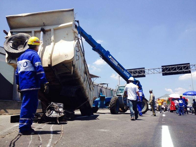 Caminh&atilde;o que circulava ilegalmente bateu na constru&ccedil;&atilde;o e provocou quatro mortes
