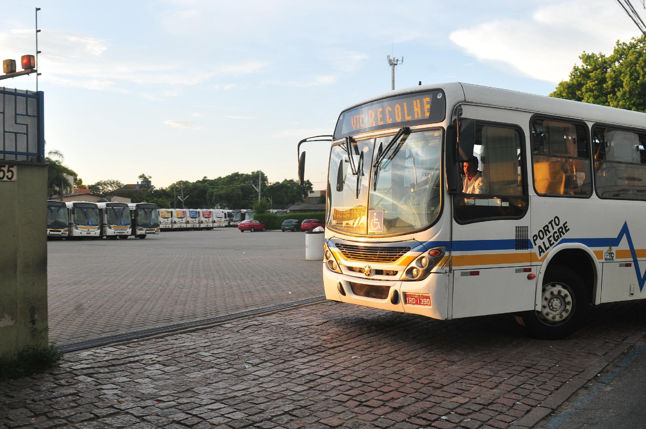 &Ocirc;nibus foram recolhidos para as garagens no final da tarde