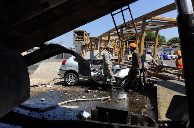 Carro de  Luis Carlos Guimar&atilde;es, 70 anos,  foi atingido  por passarela na Linha Amarela 