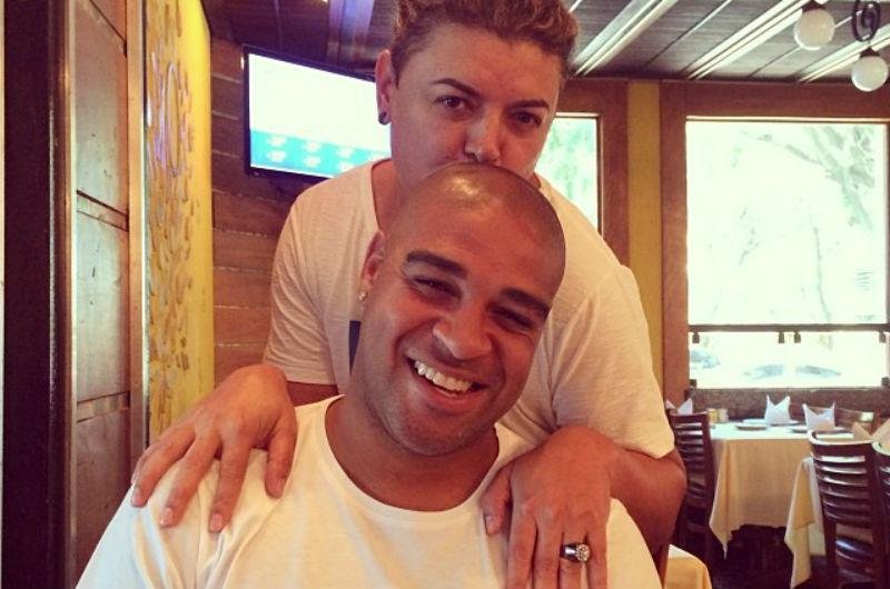 Amigo publica foto com Adriano em churrascaria