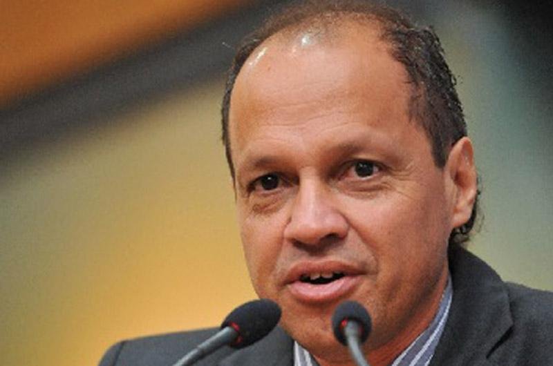 O vereador Paulinho Motorista protocolou o projeto que exige ar-condicionado nos &ocirc;nibus da capital