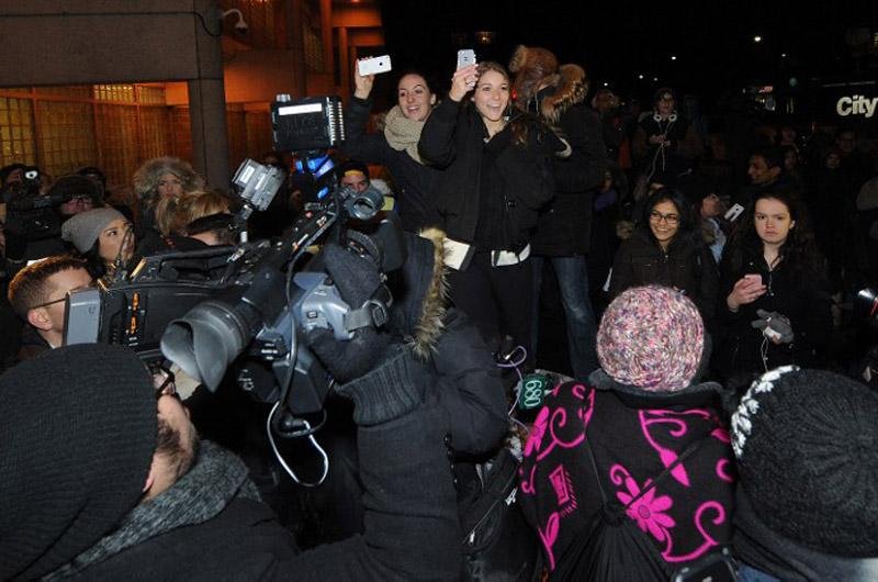 Imprensa e f&atilde;s acompanharam Bieber na entrada da delegacia