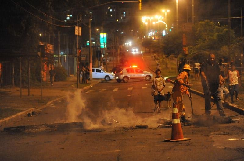Pneus foram incendiados no meio da pista em protesto