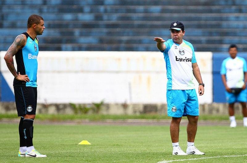 Enderson monta Gr&ecirc;mio com Edinho e Z&eacute; Roberto
