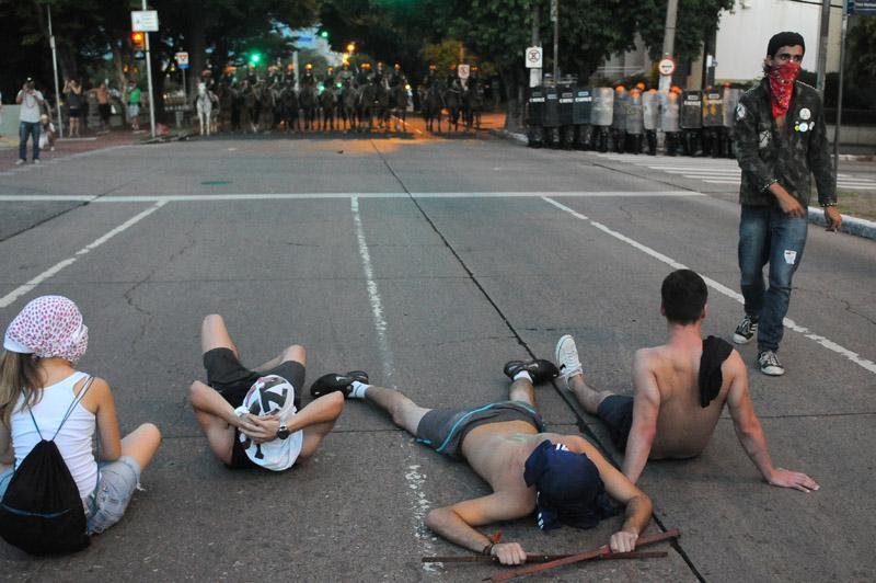 Grupo com o rosto coberto protestou na Av. Ipiranga
