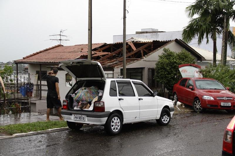 Moradores que tiveram casas destelhadas recebem apoio da prefeitura