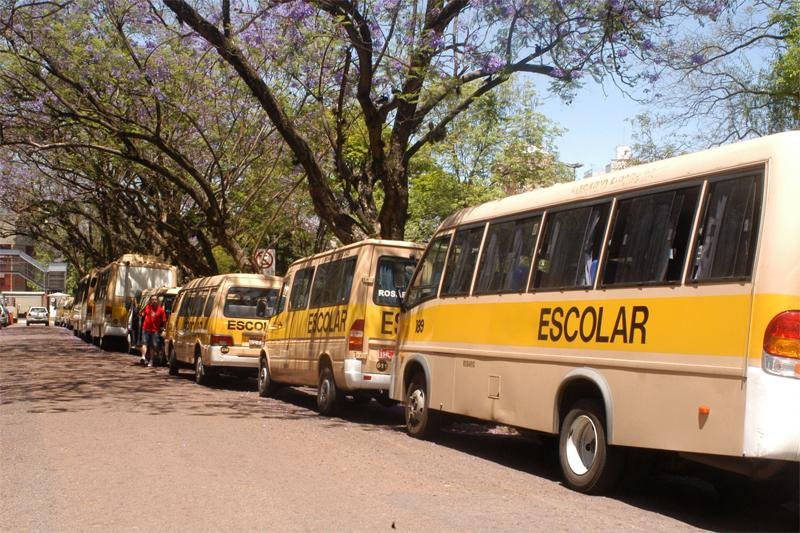 Sindicato espera que 80% das vans escolares circulem na segunda-feira