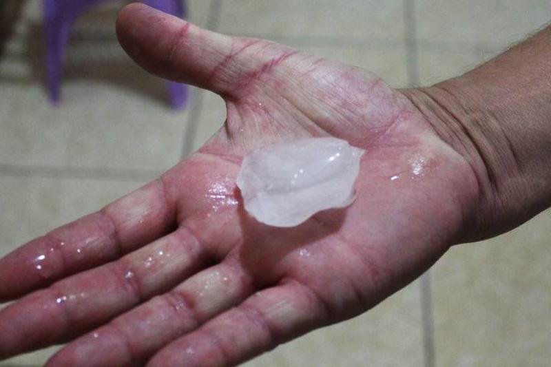 Pedras de granizo causaram danos em telhados de Alvorada