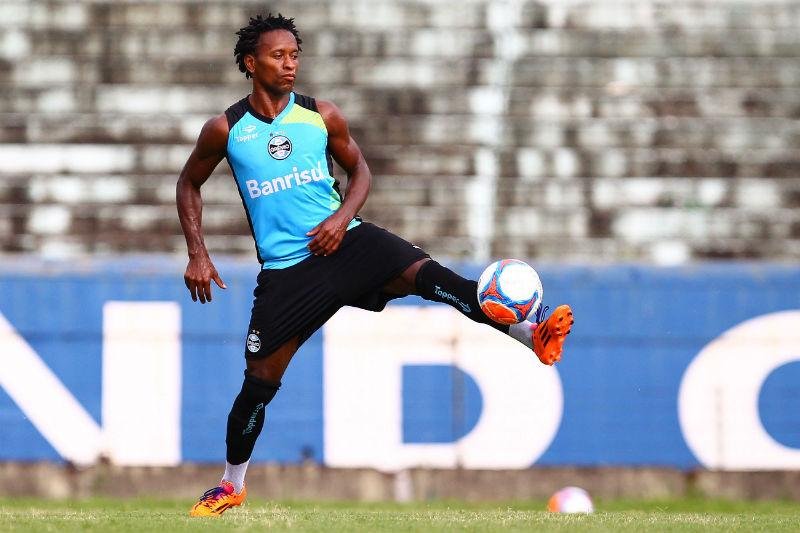 De contrato renovado, Z&eacute; Roberto estreia no Gauch&atilde;o