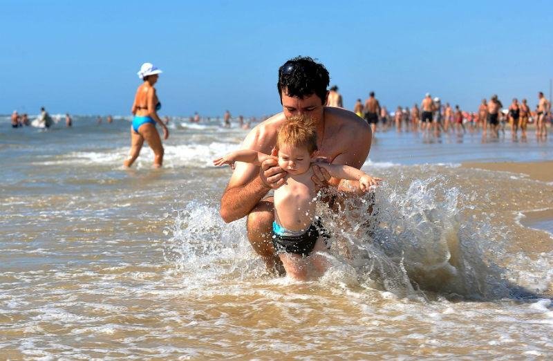 Rafael, de oito meses, conheceu o mar neste fim de semana
