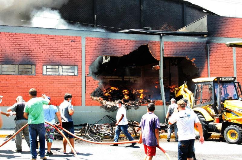 Inc&ecirc;ndio em f&aacute;brica de cal&ccedil;ados em Taquara &eacute; controlado