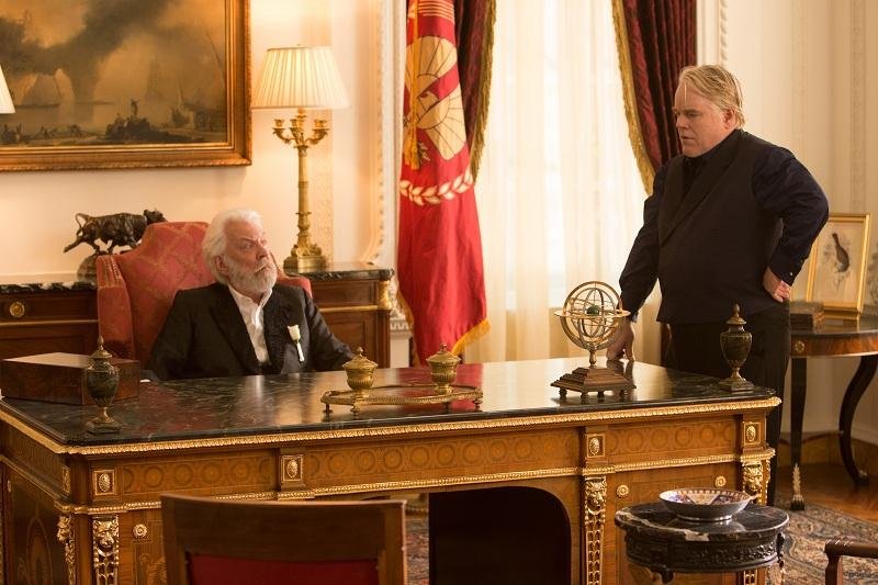 Ator (&agrave; direita) em seu &uacute;ltimo filme: Jogos Vorazes - Em Chamas 