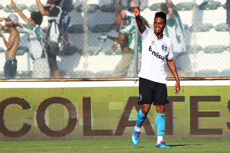 Wendell acena e vibra com o gol marcado 