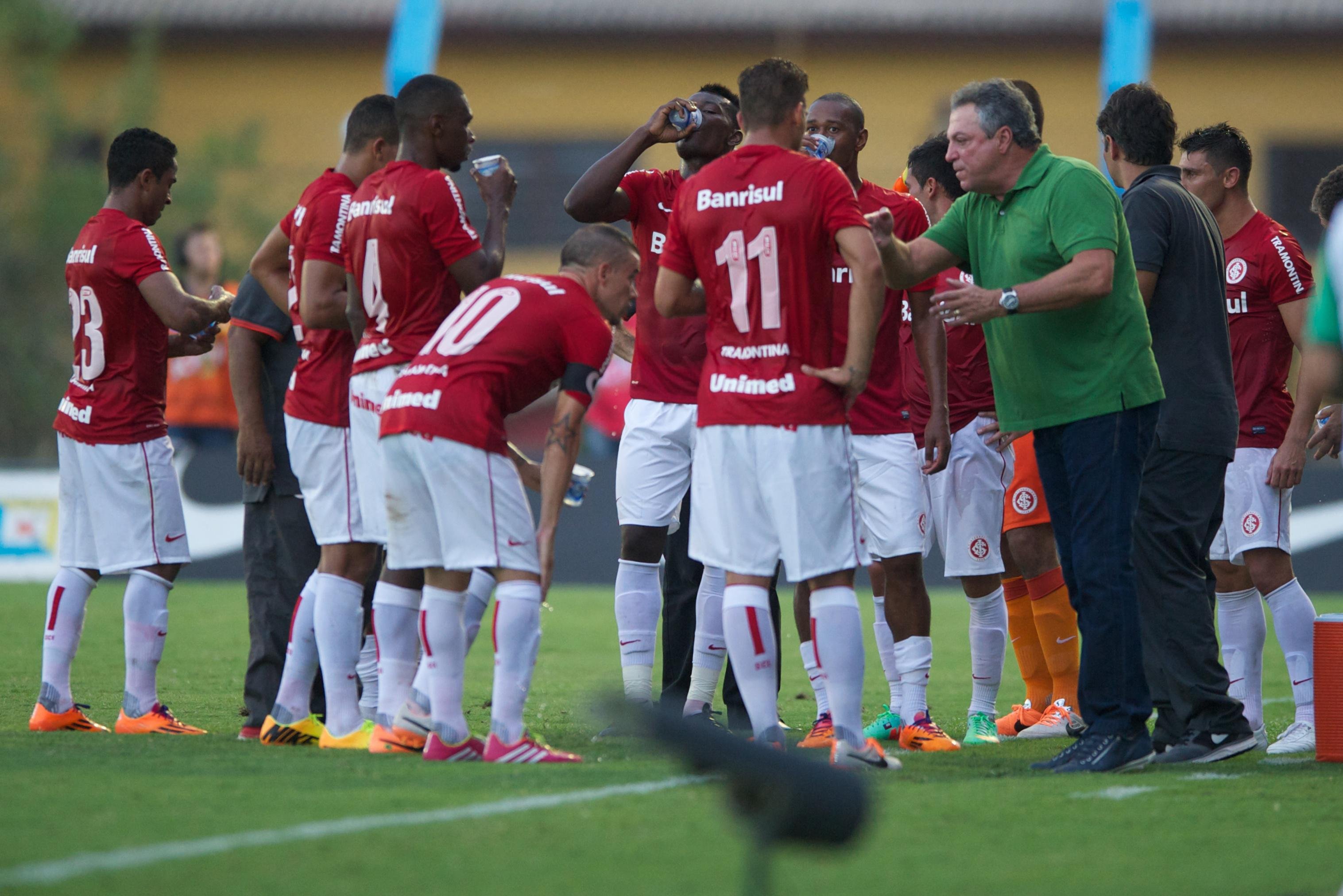 T&eacute;cnico Abel Braga defendeu Rafael Moura
