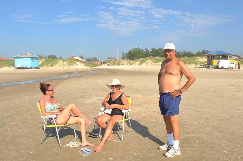  O aposentado Fl&aacute;vio Castro, de 76 anos, sem camisa e de t&ecirc;nis, preparava-se para iniciar sua jornada at&eacute; Atl&acirc;ntida Sul