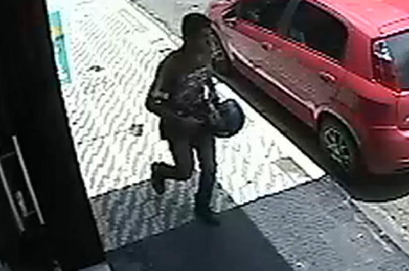 Homem invadiu local armado com rev&oacute;lver