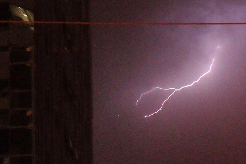 Porto Alegre registra grande tempestade el&eacute;trica