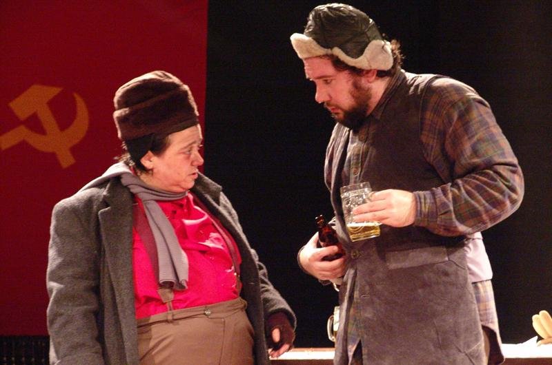 Goela Abaixo, com Margarida Peixoto e Marcelo Adams, de hoje a domingo, no Teatro de Arena