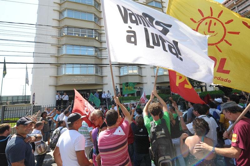 Trabalhadores t&ecirc;m apoio de partidos pol&iacute;ticos e do Bloco de Lutas