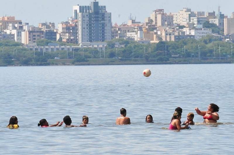 Popula&ccedil;&atilde;o seguir&aacute; buscando todas as formas de escapar das altas temperaturas