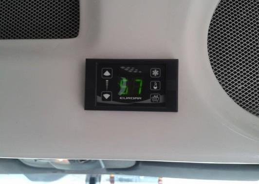 Term&ocirc;metro no interior do ve&iacute;culo indica a sensa&ccedil;&atilde;o t&eacute;rmica de 57&ordm;C
