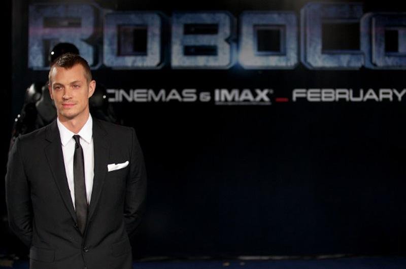 O ator Joel Kinnaman, protagonista do filme, no tapete vermelho