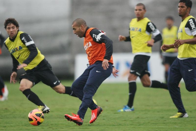 Com problemas com a torcida, Emerson Sheik n&atilde;o deve ficar no Corinthians