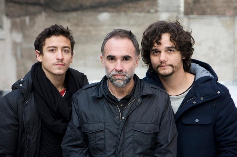 Jesuita Barbosa, o diretor Karin Ainouz e Wagner Moura, do filme brasileiro Praia do Futuro