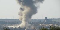  Fumaça na prisão central de Aleppo, depois de um ataque aéreo relatado por forças do governo sírio durante combates com os rebeldes 