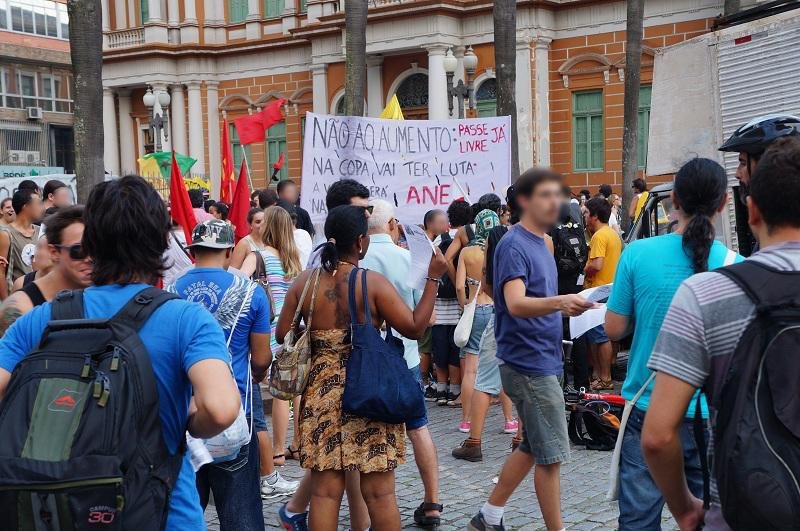 Dezenas realizam novo protesto no Centro de Porto Alegre