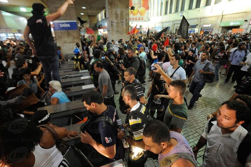 PM prende 28 por vandalismo durante protesto no Rio de Janeiro