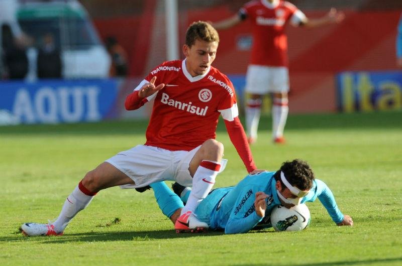 Lucas Lima assina com o Santos 