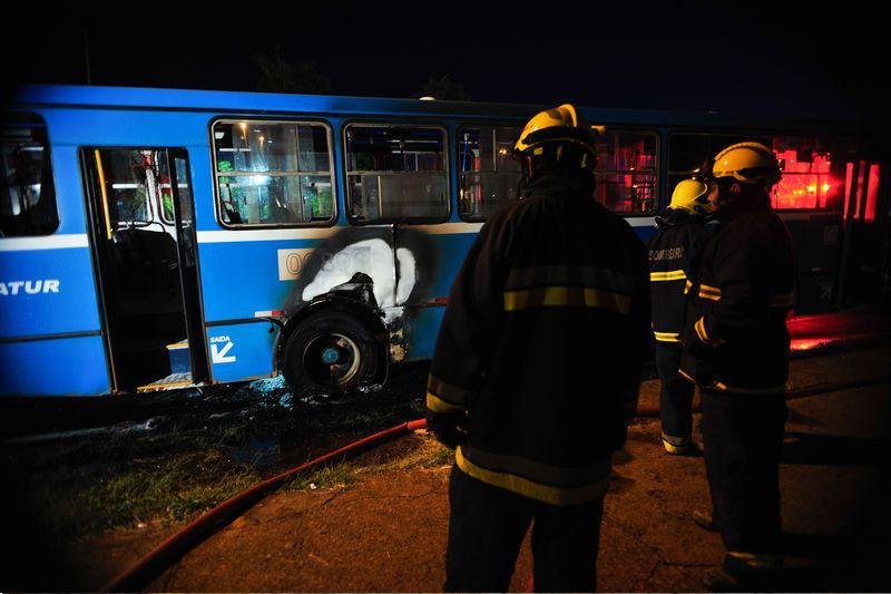 Passageiros ateiam fogo em &ocirc;nibus ap&oacute;s ve&iacute;culo quebrar em Bras&iacute;lia