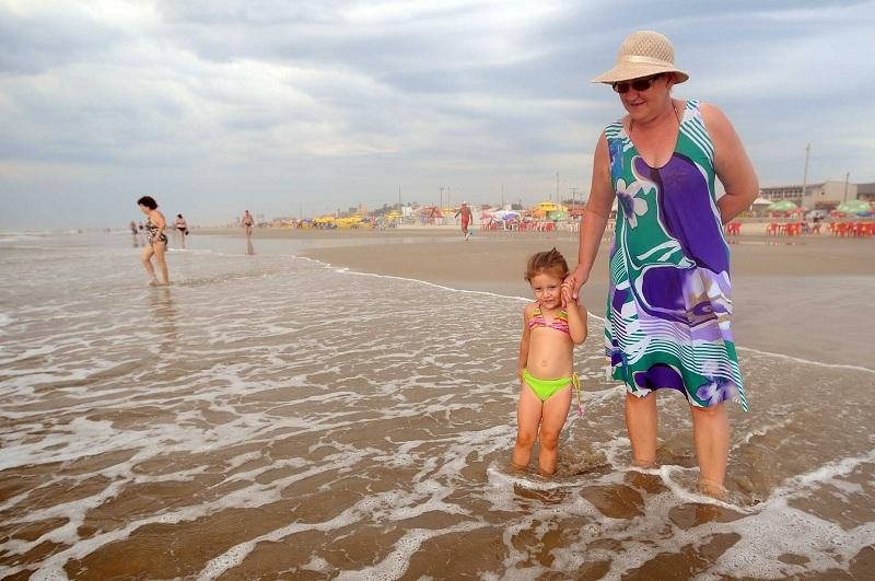 Av&oacute; e neta aproveitam a manh&atilde; na praia de Imb&eacute; 