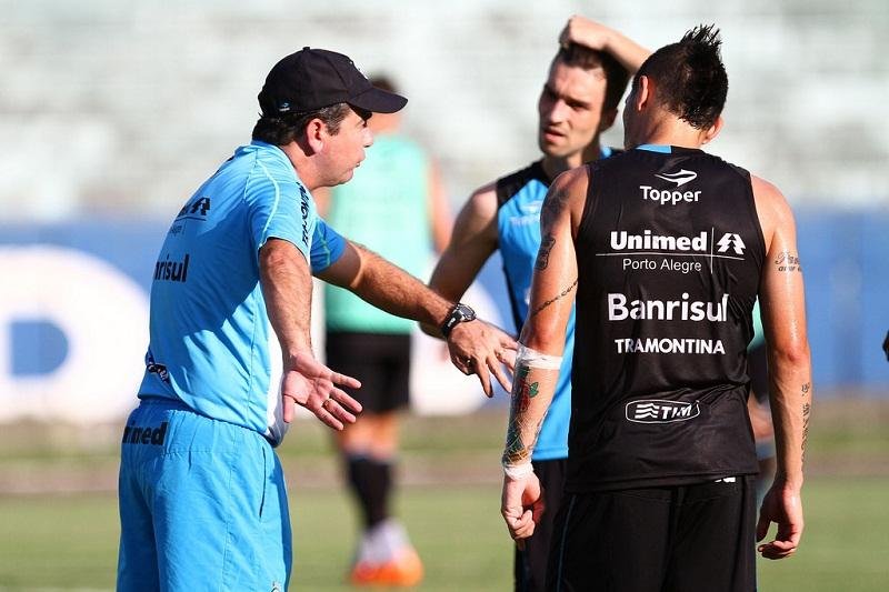 Enderson tem duas d&uacute;vidas para escalar o Gr&ecirc;mio
