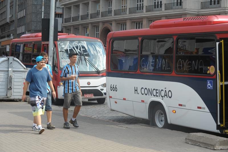 Em meio &agrave; greve, lota&ccedil;&otilde;es e &ocirc;nibus fretados s&atilde;o condu&ccedil;&otilde;es &agrave; Arena