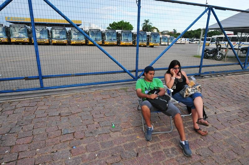 Usu&aacute;rios e rodovi&aacute;rios se mostram cansados com a greve