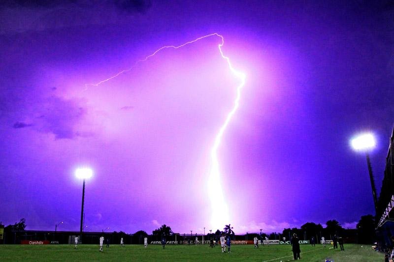 Tempestade el&eacute;trica em est&aacute;dio de futebol em Novo Hamburgo, onde v&aacute;rios bairros ficaram sem luz