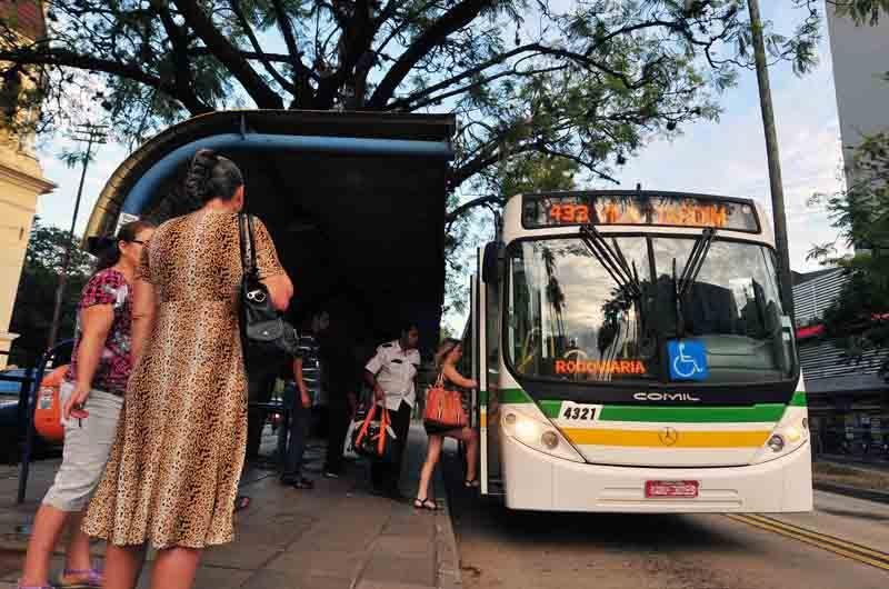 Ap&oacute;s 15 dias de greve, &ocirc;nibus voltam a circular em Porto Alegre 