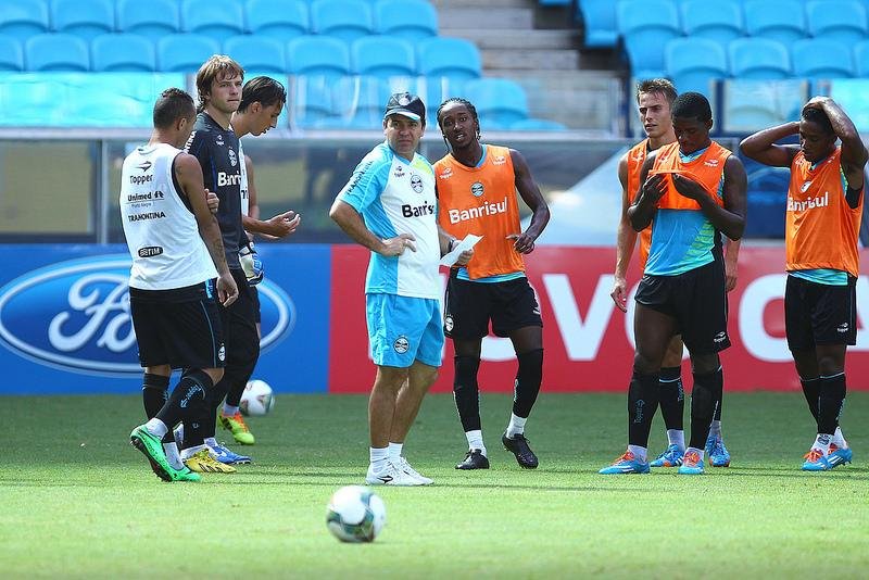 Gr&ecirc;mio realizou &uacute;ltimo treino em Porto Alegre antes da viagem para o Uruguai
