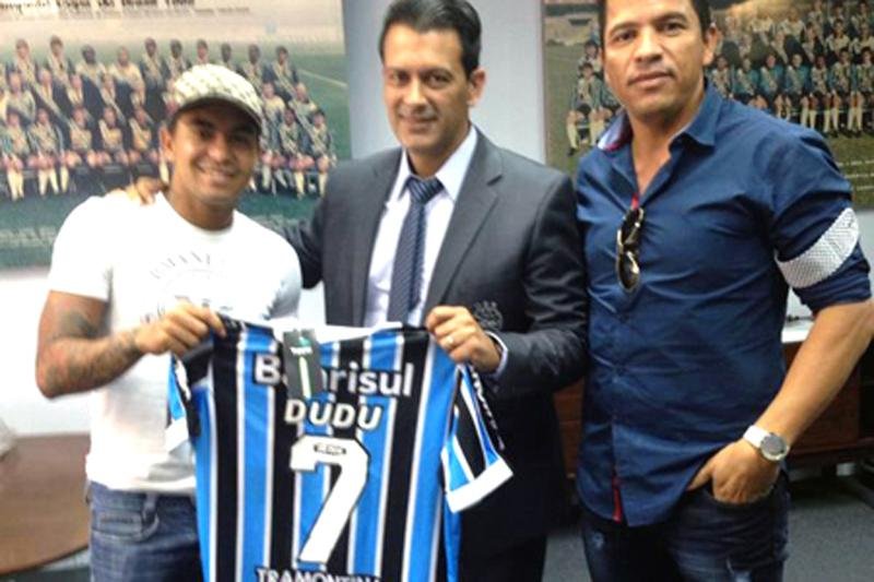 Jogador posou com camisa do Gr&ecirc;mio e registrou o momento
