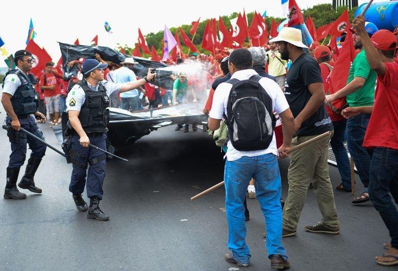 Manifestantes do MST entram em confronto com PM em Bras&iacute;lia 