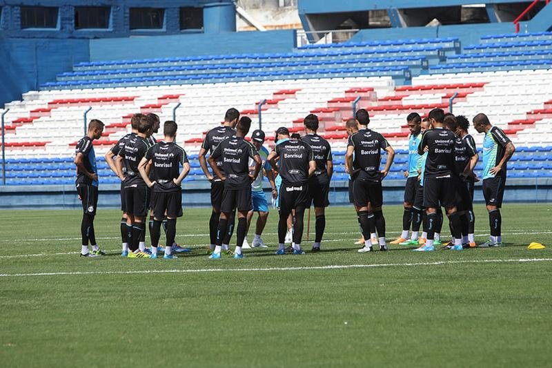 Enderson mant&eacute;m mist&eacute;rio sobre meio-campo do Gr&ecirc;mio